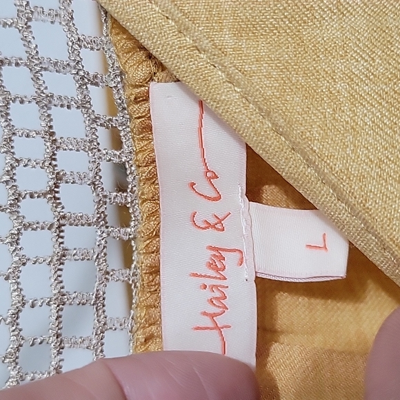 Tank with crochet cap sleeves - Picture 6 of 6